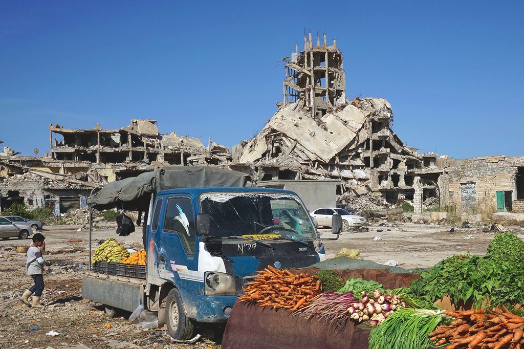 Des légumes sont vendus au milieu des ruines de la vieille ville de Benghazi, en Libye.