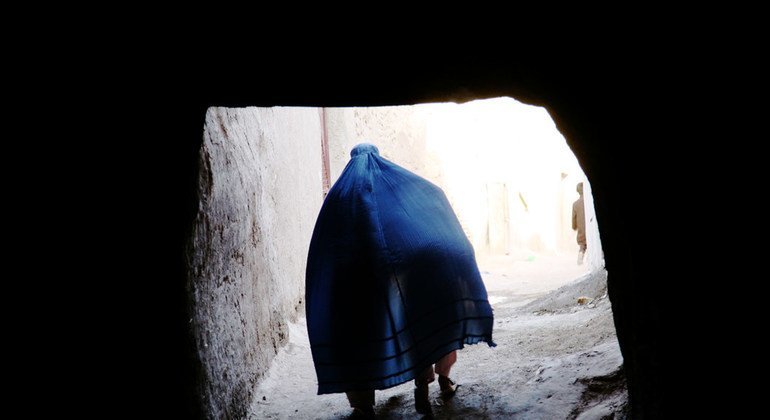 سيدة في أفغانستان تسير في أحد شوارع هرات بأفغانستان.