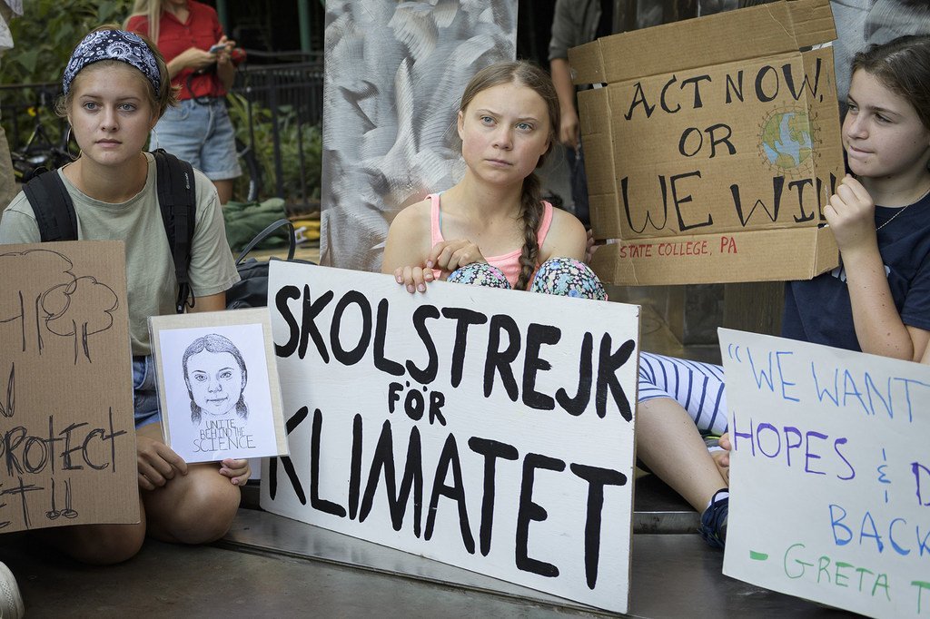 La militante suédoise Greta Thunberg (au centre), se joint à d'autres jeunes dans une manifestation pour le climat organisée devant le siège des Nations Unies à New York le 30 août 2019.