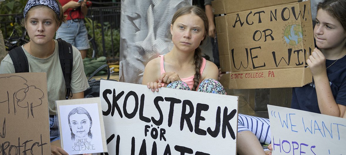 2019年8月30日，瑞典青少年气候活动家格蕾塔·桑伯格(中间人物)与其他年轻人一起在纽约联合国外参加学校罢课示威。
