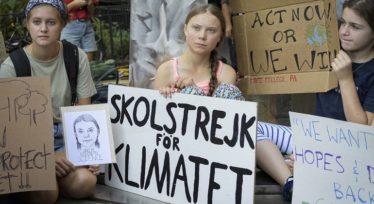 ARCHIVO. La activista sueca Greta Thunberg en su protesta de los viernes junto con otros jóvenes en Nueva York. 