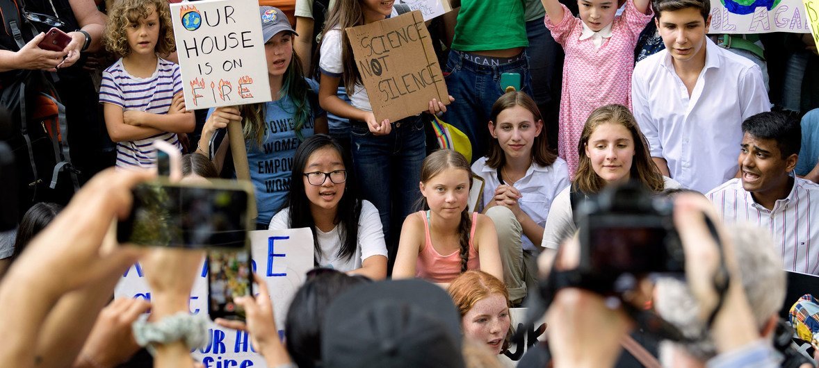 أرشيف: غريتا ثونبرغ (وسط الصورة)،  ناشطة مناخية سويدية، تنضم إلى نشطاء المناخ الشباب في تظاهرة أمام مقر الأمم المتحدة (الجمعة 30 أغسطس 2019)