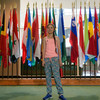 来自瑞典的气候活动家格蕾塔·桑伯格在前往会见大会主席玛丽亚·费尔南德斯·加西亚的途中，在大会堂外的旗帜前拍照。(2019年8月)