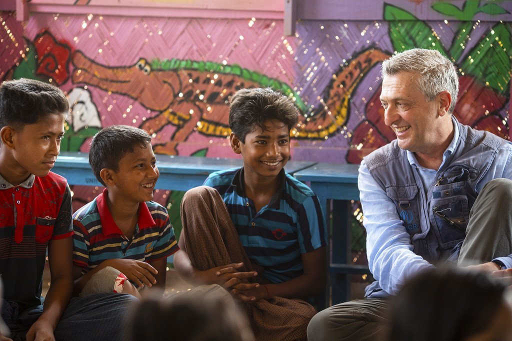 فيليب غراندي، المفوض السامي للأمم المتحدة لشؤون اللاجئين، يلتقي بأطفال اللاجئين الروهينجا في برنامج للصحة العقلية في مخيم كوتوبالونج في بنغلاديش. (أبريل 2019)