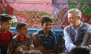 联合国难民事务高级专员菲利普·格兰迪在孟加拉国库图帕龙难民营的一个心理健康中心会见了罗辛亚难民儿童。(2019年4月)