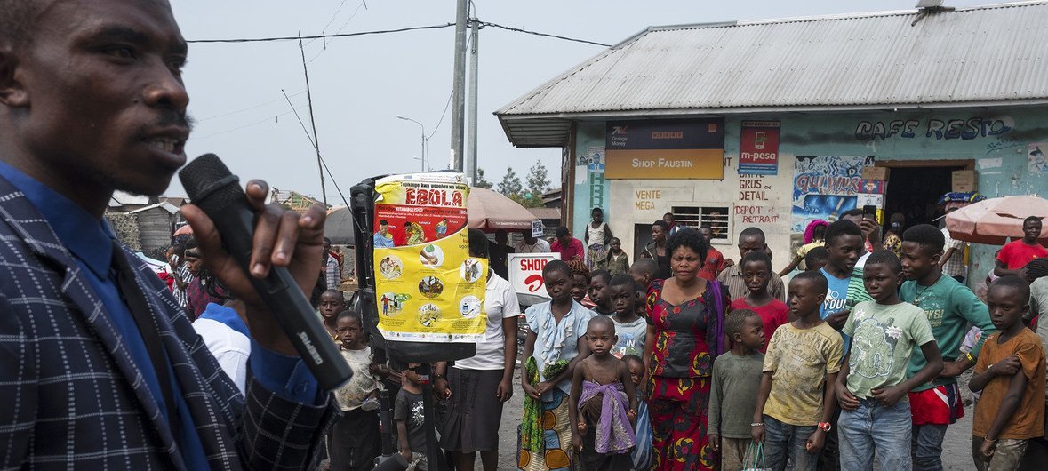 Un miembro del equipo de participación comunitaria que advierte sobre los peligros del ébola responde a preguntas sobre el actual brote de la enfermedad en Goma, en la provincia de Kivu del Norte, en el este de la República Democrática del Congo. (Agosto 