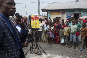 Un membre d'une équipe de sensibilisation communautaire répond aux questions de la population sur l'épidémie d'Ebola à Goma, dans la province du Nord-Kivu, dans l'est de la République démocratique du Congo. (Août 2019)