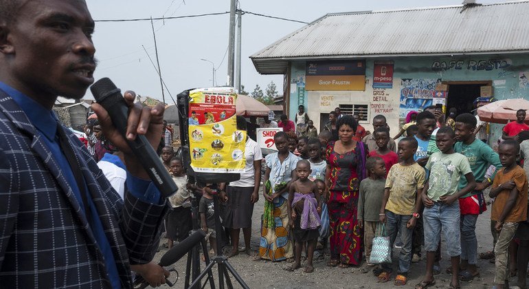 أحد أعضاء فريق التوعية المجتمعية يجيب على أسئلة عامة حول تفشي فيروس الإيبولا في غوما، إقليم كيفو الشمالي، شرق جمهورية الكونغو الديمقراطية. (آب/أغسطس 2019)
