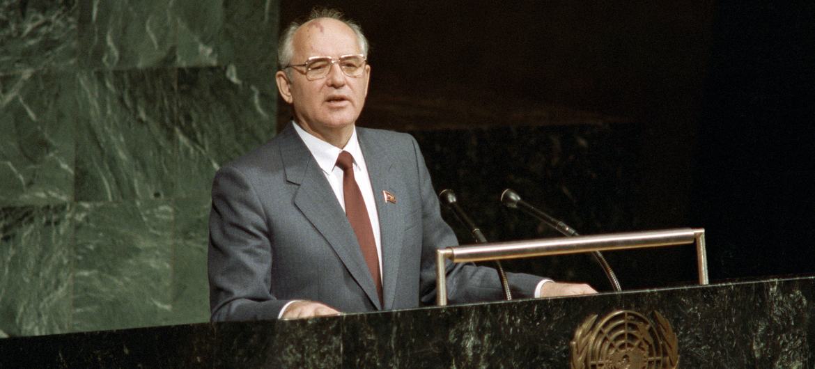 Le Président de l'Union soviétique Mikhaïl Gorbatchev s'adressant à la 43e Assemblée générale des Nations Unies en 1988.