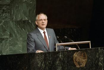 Le Président de l'Union soviétique Mikhaïl Gorbatchev s'adressant à la 43e Assemblée générale des Nations Unies en 1988.