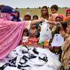 Distribution de kits d'hygiène aux familles touchées par les inondations dans le district de Naseerabad, dans la province du Baloutchistan, au Pakistan.