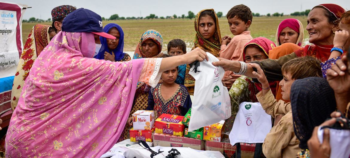在巴基斯坦俾路支省的纳西拉巴德，卫生用品被分发给受洪水影响的家庭。