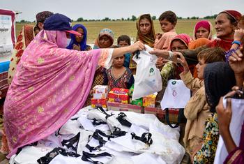 Vifaa vya kujisafi vikigawanywa kwa familia zilizoathirika na mafuriko Naseerabad kwenye jimbo la Balochistan nchini Pakistan