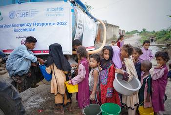 Des enfants déplacés par les inondations attendent pour recueillir de l'eau potable au Baloutchistan, au Pakistan.