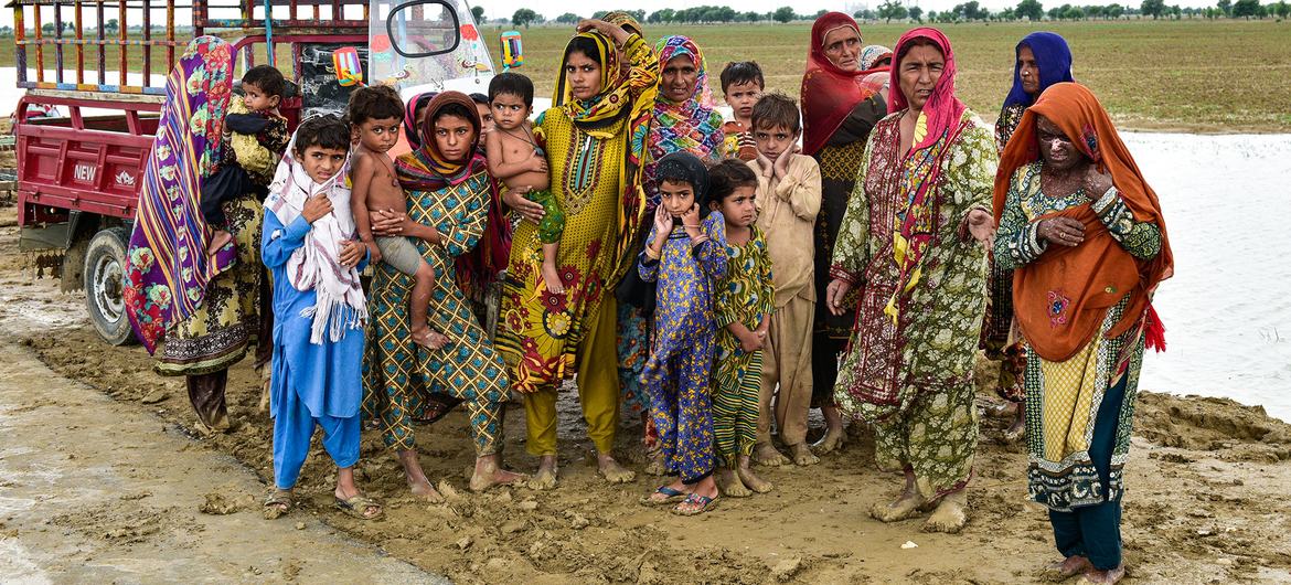 Famílias sobrevivem sem abrigo, após se mudarem para um local mais seguro quando a água da enchente atingiu vilarejos na província do Baluchistão, no Paquistão