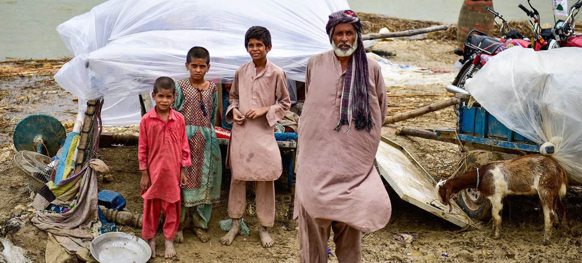 Des familles survivent sans abri après avoir déménagé dans un endroit plus sûr, alors que les eaux de crue ont frappé des villages de la province du Baloutchistan, au Pakistan.