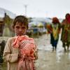 طفل يحمل متعلقاته بينما تنتقل العائلات إلى مناطق أكثر أمانا بعد الفيضانات في إقليم بلوشستان، باكستان.