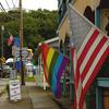 在美国纽约州肖托夸，彩虹骄傲旗被与美国国旗一起展示。