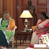 नीदरलैंड की महारानी मैक्सिमा और भारत की राष्ट्रपति द्रौपदी मुर्मू एक भव्य कमरे में आयोजित औपचारिक बैठक के दौरान बैठी हुई बातचीत कर रही हैं।