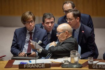 法国常驻联合国代表德·里维埃（Nicolas de Rivière，左一）在安理会会议上，前排正中为法国外交部长勒德里昂。（2019年9月26日图片）
