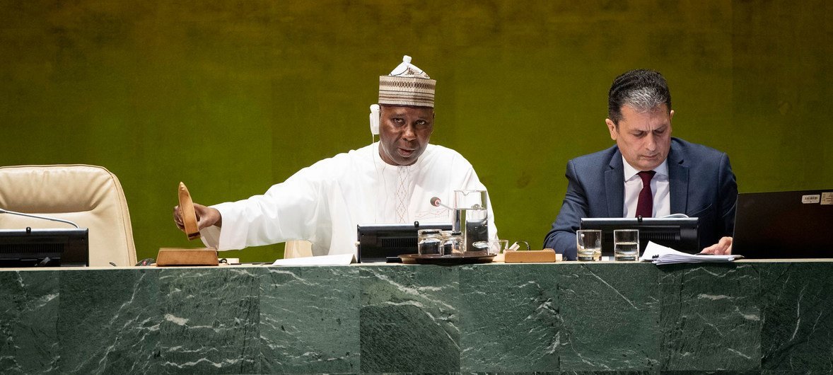 Le Président de l'Assemblée générale des Nations Unies, Tijjani Muhammad-Bande (à gauche), clôt le débat général annuel, le 30 septembre 2019.