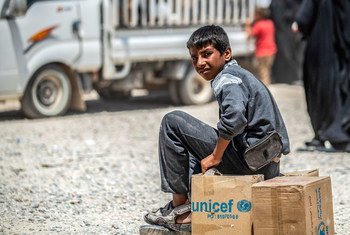 सीरिया के रेगिस्तानी पूर्वोत्तर इलाक़े अल-होल में शरणार्थियों के लिये बनाए गए एक शिविर में बैठा एक लड़का. (जुलाई 2019)