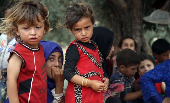Crianças da Síria junto da fronteira com a Turquia, fugindo da violência em Idlib