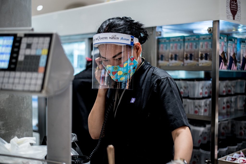 Une femme travaillant dans un centre commercial en Thaïlande.