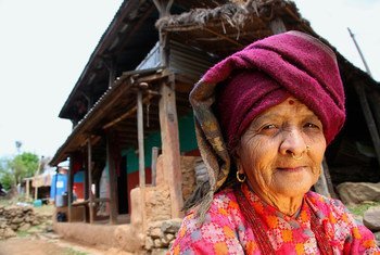 नेपाल के गोरखा ज़िले के एक गाँव में एक वृद्ध महिला