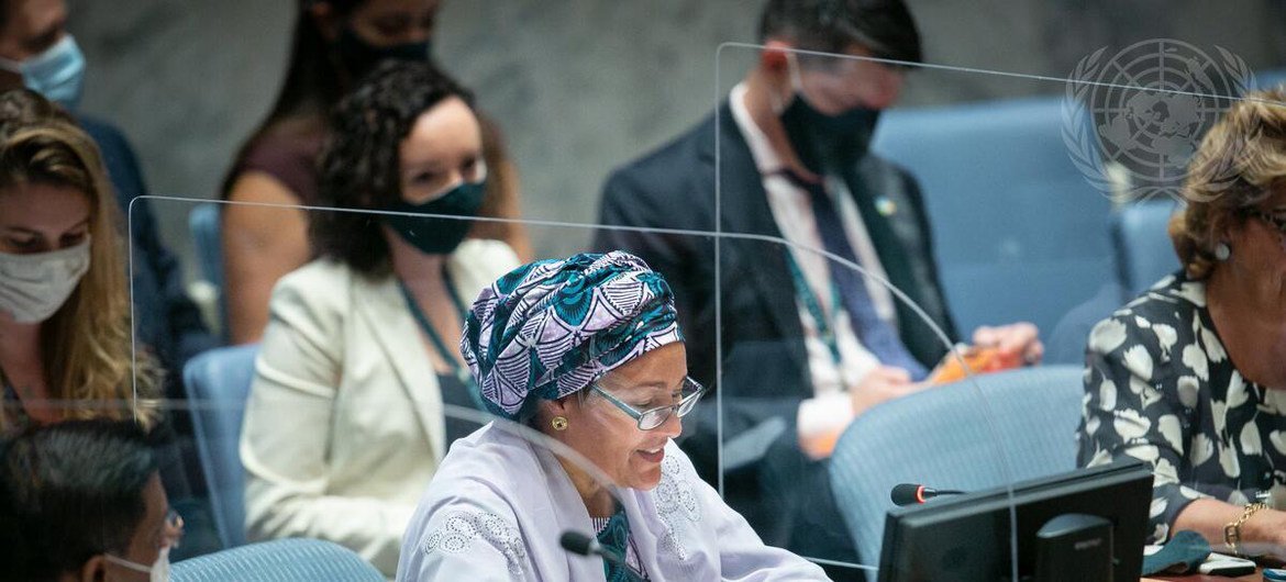 أمينة محمد، نائبة الأمين العام للأمم المتحدة، أثناء إلقاء كلمتها امام مجلس الأمن عن الوضع في الصومال.
