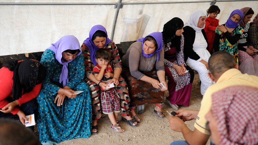 من الأرشيف: فر العديد من العائلات الإيزيدية من منازلهم إلى مخيم باجت كاندالا للنازحين شمالي العراق.