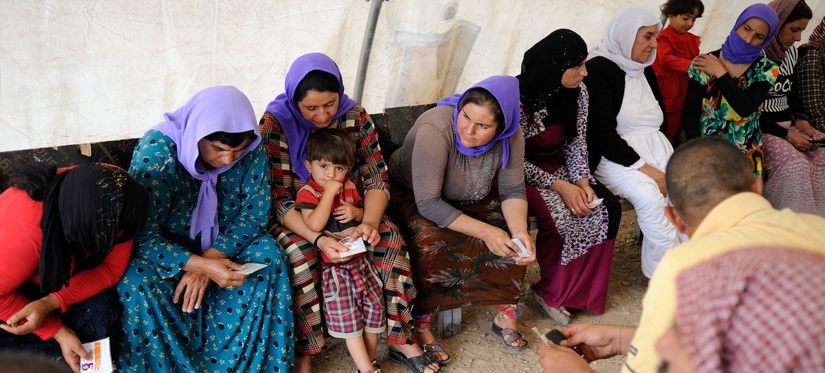 उत्तरी इराक़ में बड़ी संख्या में यज़ीदी महिलाओं को अपना घर छोड़कर एक शिविर में शरण लेनी पड़ी.