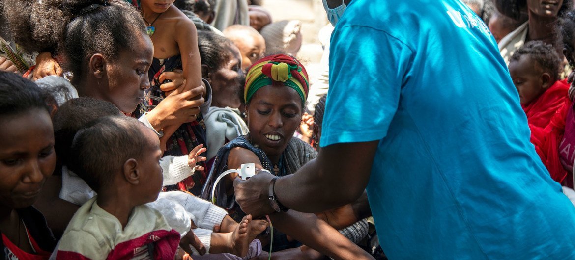 Le spécialiste de la nutrition et l'équipe d'intervention d'urgence de l'UNICEF procèdent à un dépistage de la malnutrition à Adikeh, à Wajirat, dans le sud du Tigré, en Éthiopie.