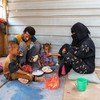 يعيش إبراهيم عبد الله وعائلته في أحد المخيمات في اليمن بدون سقف وتساقط عليهم المطر.