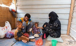 يعيش إبراهيم عبد الله وعائلته في أحد المخيمات في اليمن بدون سقف وتساقط عليهم المطر.