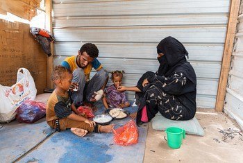यमन के नागरिक इब्राहीम अब्दुल्लाह और उनका परिवार एक ऐसे शिविर में रहता है जिसकी कोई छत नहीं है और बारिश में पानी सीधा उनके ऊपर आता है.