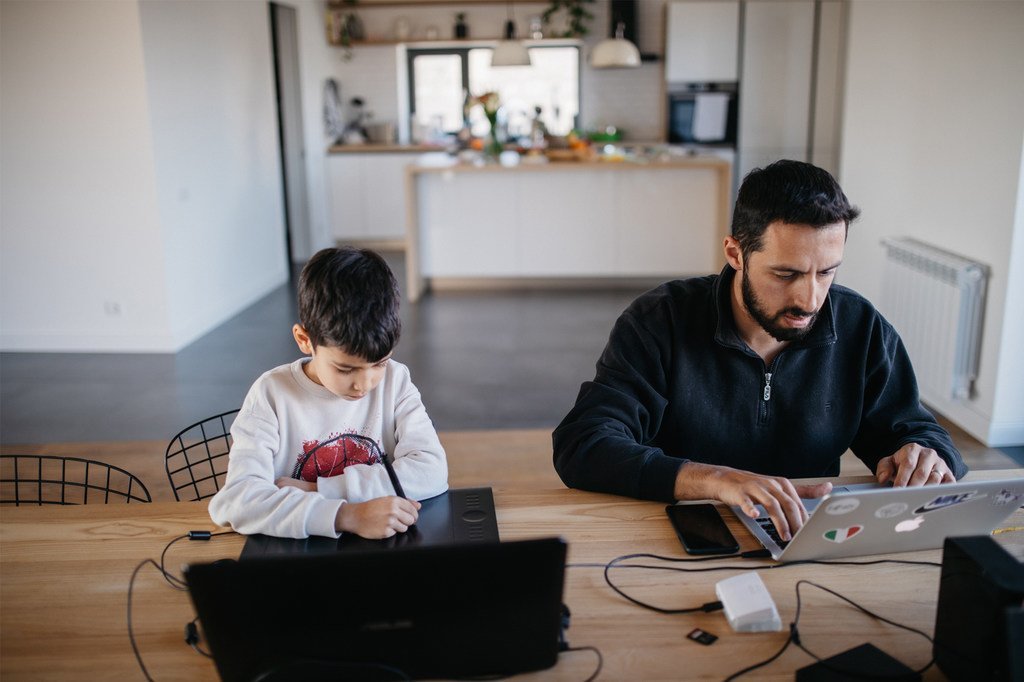 4月的亚美尼亚首都埃里温，父亲亚瑟和7岁的儿子丹尼双双坐在电脑前。