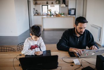 4月的亚美尼亚首都埃里温，父亲亚瑟和7岁的儿子丹尼双双坐在电脑前。