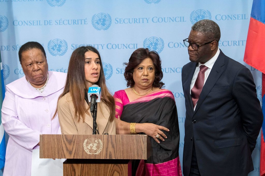 在联合国冲突中性暴力问题任务建立十周年活动间隙，部分与会者向新闻界发表了谈话。（从左至右）南非国际关系与合作部长纳莱迪·潘多（Naledi Pandor）； 诺贝尔和平奖获得者纳迪亚·穆拉德（Nadia Murad）； 秘书长冲突中性暴力问题特别代表帕滕； 诺贝尔和平奖获得者丹尼斯·穆韦格医生（Dr. Denis Mukwege）。