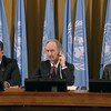 联合国叙利亚问题特使裴凯儒和叙利亚宪法委员会联合主席--代表政府的艾哈迈德·库兹巴里和代表反对派的哈迪·阿尔巴拉共同出席会议。 （资料图片）