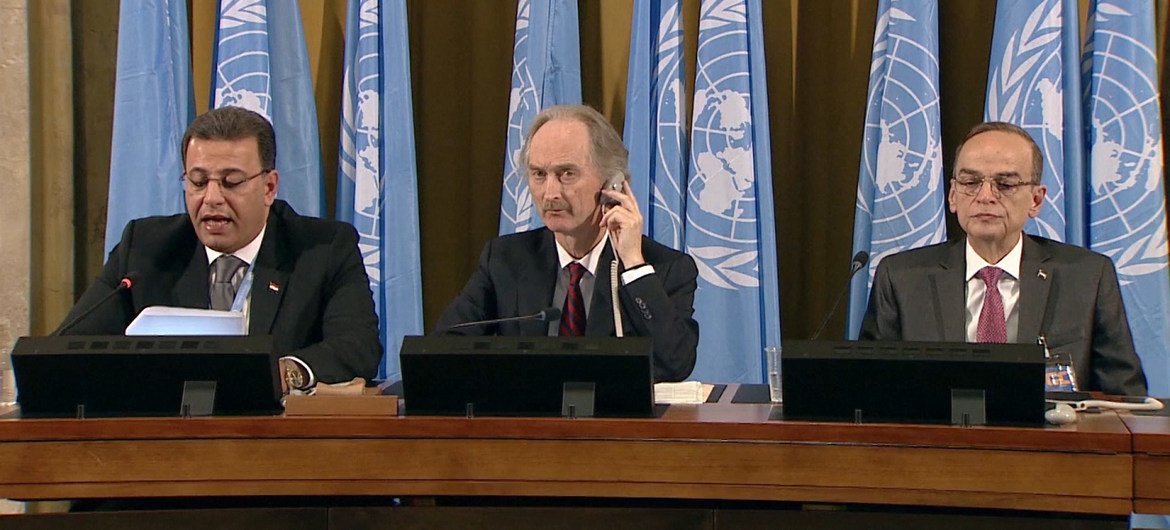 सीरिया के लिये संयुक्त राष्ट्र के विशेष दूत, गीर ओ पेडरसन (मध्य) और सीरियाई संवैधानिक समिति में सह-अध्यक्ष, सरकार से अहमद कुज़बारी (बाएँ) और विपक्ष से हादी अलबहरा (दाएँ) की फाइल फोटो.