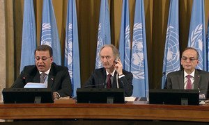 联合国叙利亚问题特使裴凯儒和叙利亚宪法委员会联合主席--代表政府的艾哈迈德·库兹巴里和代表反对派的哈迪·阿尔巴拉共同出席会议。 （资料图片）