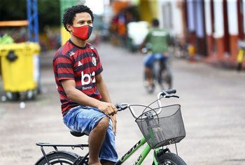 Un joven de Brasil durante la pandemia de COVID-19.
