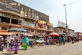 Des gens dans le quartiier d'Adjamé, à Abidjan, en Côte d'Ivoire.