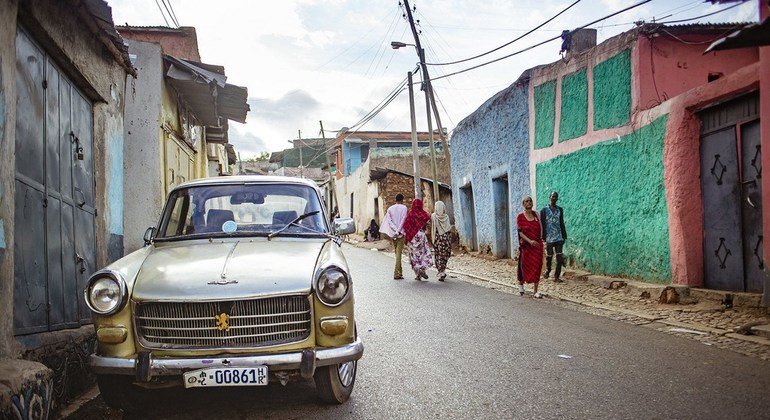 Gari hili aina ya Peugeot 4040 bado linatumiwa kama teksi huko nchini Ethiopia
