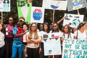Des jeunes rassemblés en 2019  à la forêt de Karura, à Nairobi, au Kenya, en soutien aux manifestations de jeunes pour le climat. 