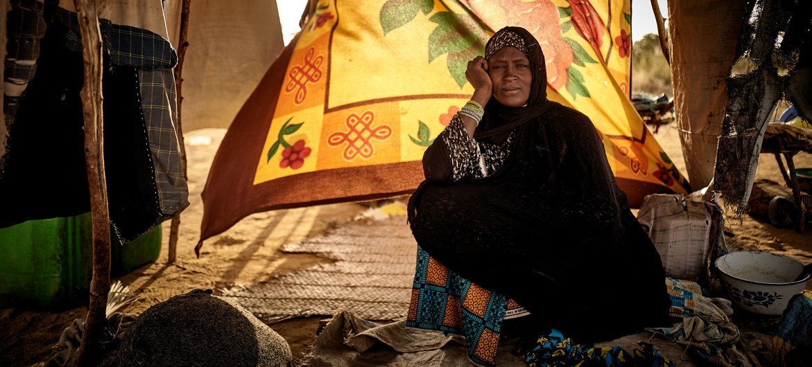 Une femme déplacée est assise dans sa tente dans un camp informel à Gao qui accueille 300 ménages qui ont fui leur maison à Tessit, au Mali, en raison du conflit en cours.