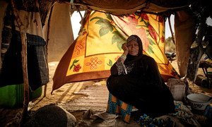 Une femme déplacée est assise dans sa tente dans un camp informel à Gao qui accueille 300 ménages qui ont fui leur maison à Tessit, au Mali, en raison du conflit en cours.