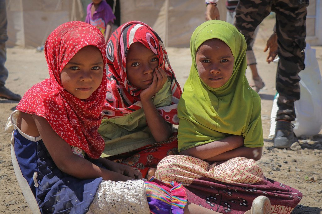 也门因冲突而流离失所的女童。