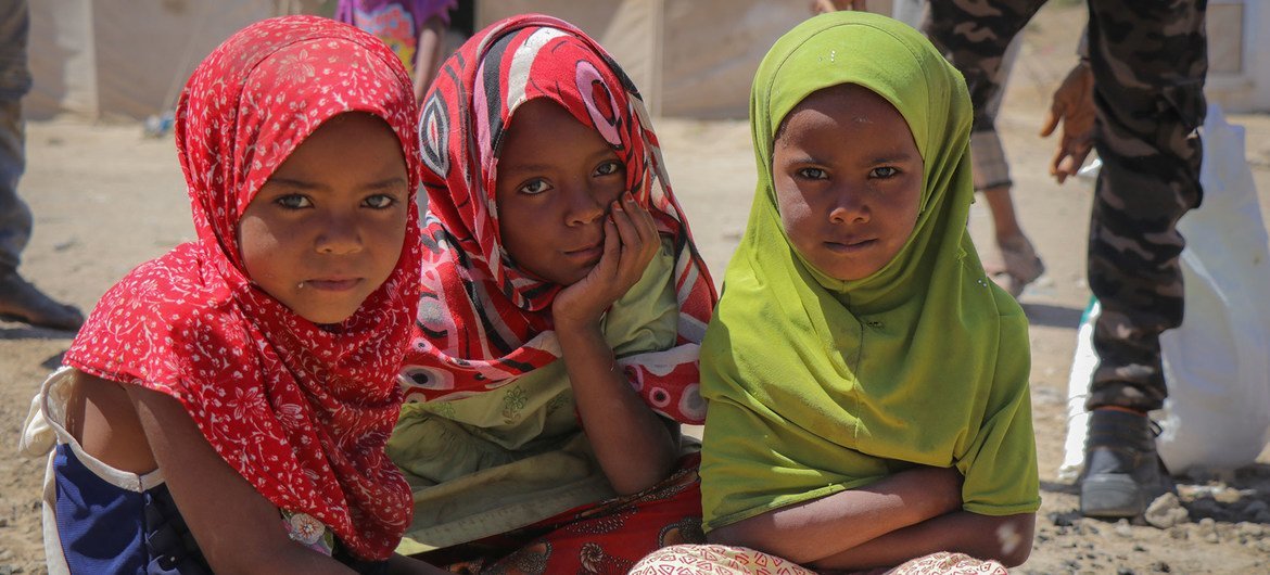 यमन में संघर्ष के कारण विस्थापित लोगों के लिये बनाए गए एक शिविर में कुछ लड़कियाँ